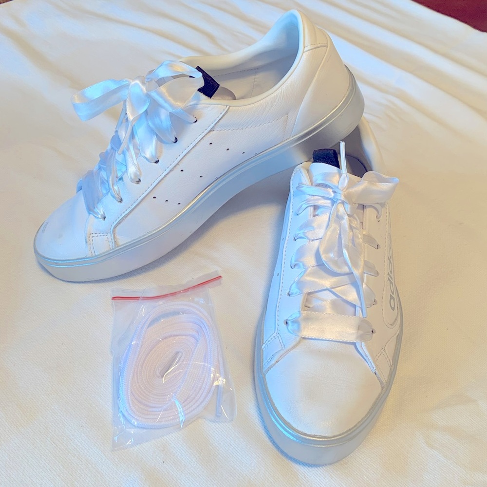 Women’s size 7 1/2 Adidas Sleek Shoes.